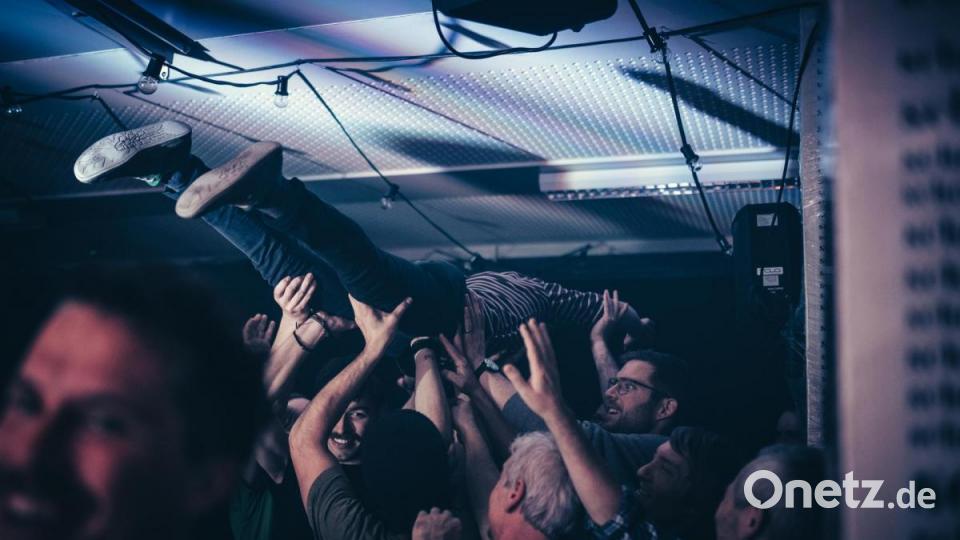 Waghalsiges Manöver: Ein Fan beim Crowdsurfing. Bild: Sebastian Reiter