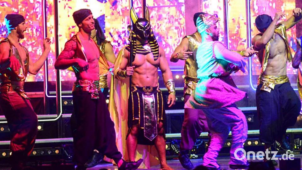 Wunderschöne Kostüme, die leider nicht allzu lange getragen werden: Aladdin mit Gefolge. Bild: Kunz