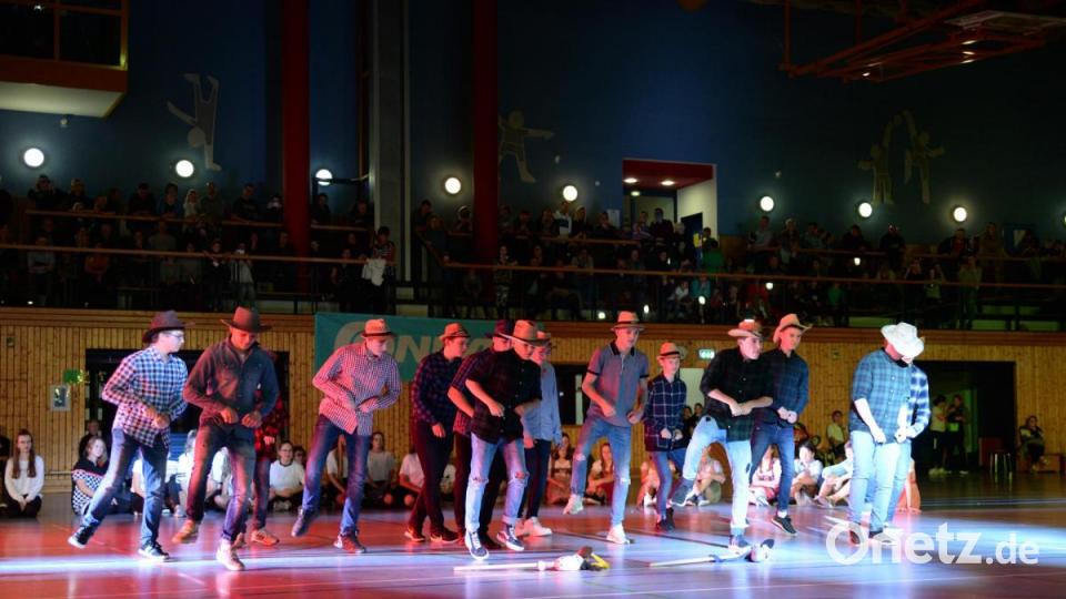 Ein Tanz-Potpourri boten die 80 Schüler der 9. Klassen der Städtischen Wirtschaftsschule. Bild: Andreas Brückmann