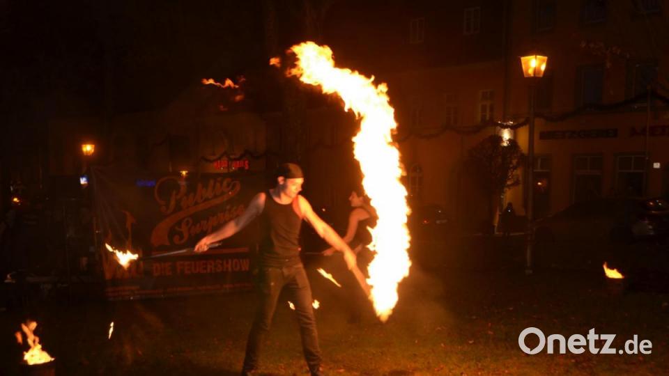 Zum Abschluss des MWV-Aktionstags &quot;Vohenstrauß im Kerzenschein&quot; zauberte der Wadhauser Faschingsverein &quot;Public Surprise&quot; unter Regie des Feuershowbeauftragten Tobias Bauer eine faszinierende und spektakuläre Aufführung. Bild: dob