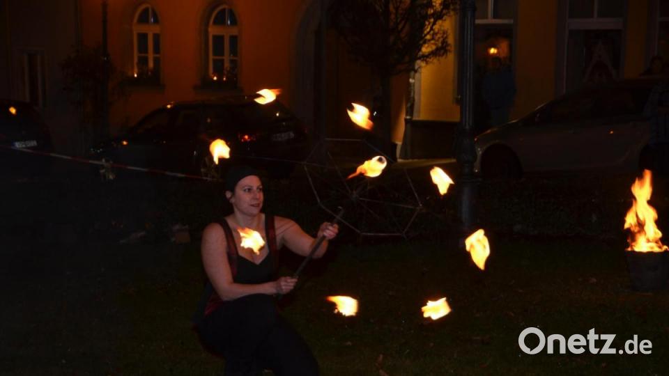 Zum Abschluss des MWV-Aktionstags &quot;Vohenstrauß im Kerzenschein&quot; zauberte der Wadhauser Faschingsverein &quot;Public Surprise&quot; unter Regie des Feuershowbeauftragten Tobias Bauer eine faszinierende und spektakuläre Aufführung. Bild: dob