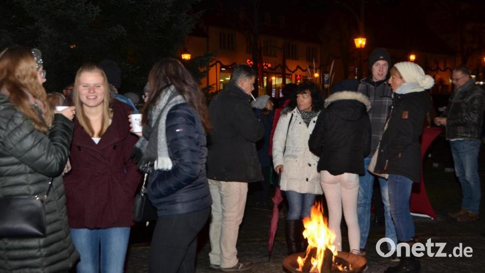 Gerne stehen die Besucher um die wärmenden Feuerschalen, die überall verteilt wurden. Bild: dob