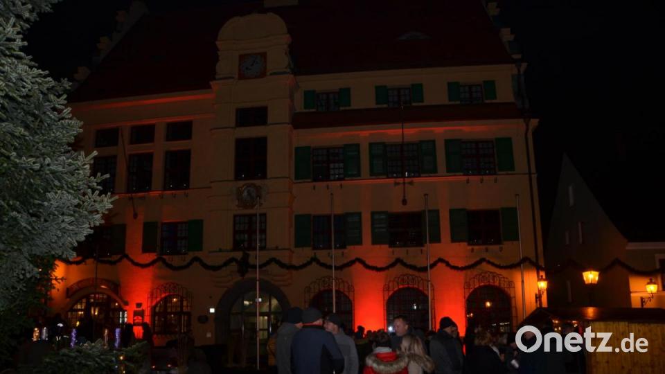 Auch das Rathaus zeigt sich an diesem Abend in mystischem Licht. Bild: dob