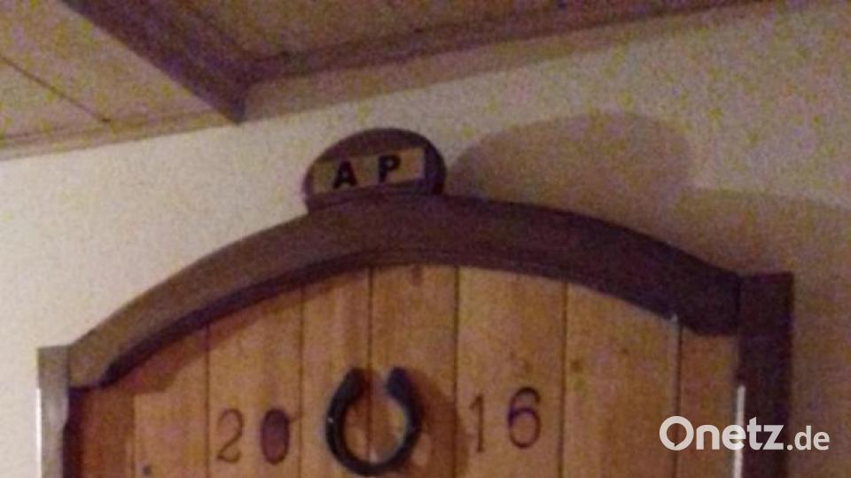 Ein Dutzend verschiedene Hufeisen hat Andreas Pickel für seine Meisterprüfung geschmiedet. Bild: hka
