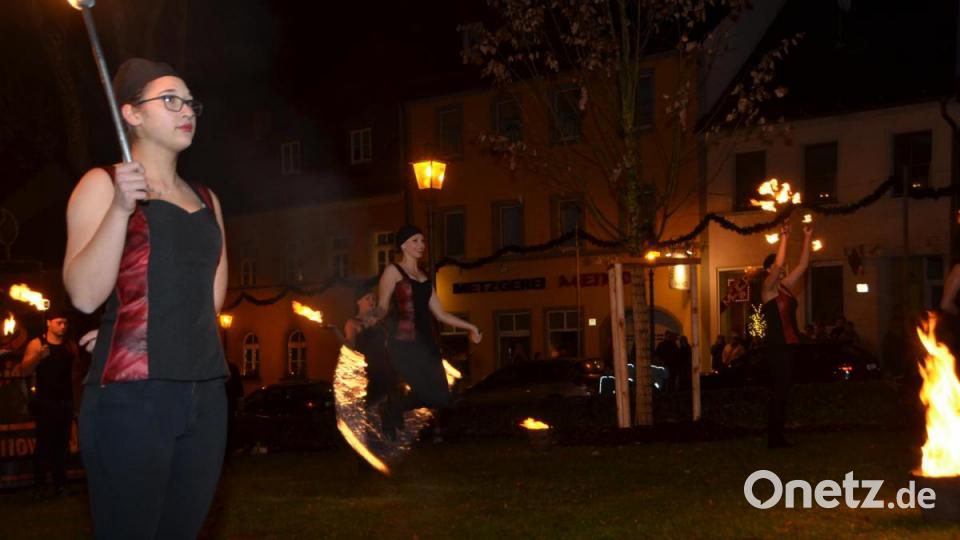 Zum Abschluss des MWV-Aktionstags &quot;Vohenstrauß im Kerzenschein&quot; zauberte der Wadhauser Faschingsverein &quot;Public Surprise&quot; unter Regie des Feuershowbeauftragten Tobias Bauer eine faszinierende und spektakuläre Aufführung. Bild: dob