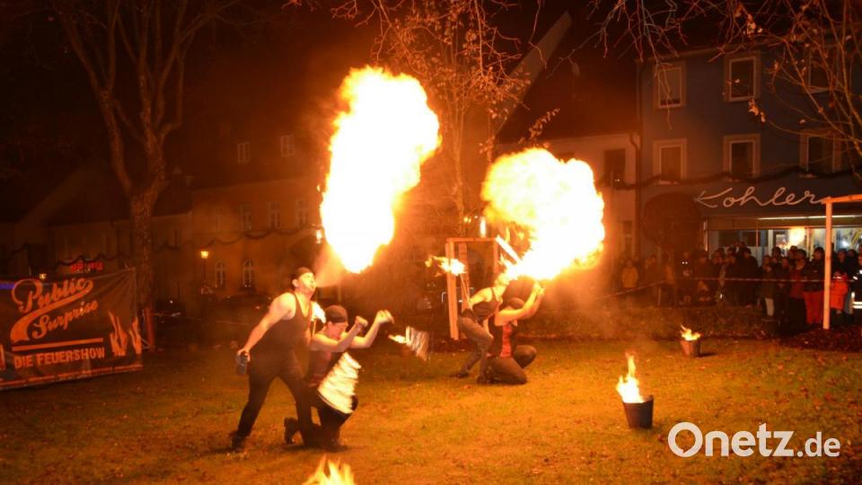 Zum Abschluss des MWV-Aktionstags &quot;Vohenstrauß im Kerzenschein&quot; zauberte der Wadhauser Faschingsverein &quot;Public Surprise&quot; unter Regie des Feuershowbeauftragten Tobias Bauer eine faszinierende und spektakuläre Aufführung. Bild: dob