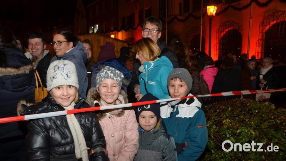 Schon die kleinen Zaungäste waren von der Feuershow begeistert. Bild: dob