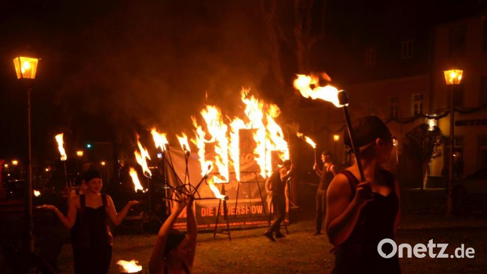 Zum Abschluss des MWV-Aktionstags &quot;Vohenstrauß im Kerzenschein&quot; zauberte der Wadhauser Faschingsverein &quot;Public Surprise&quot; unter Regie des Feuershowbeauftragten Tobias Bauer eine faszinierende und spektakuläre Aufführung. Bild: dob