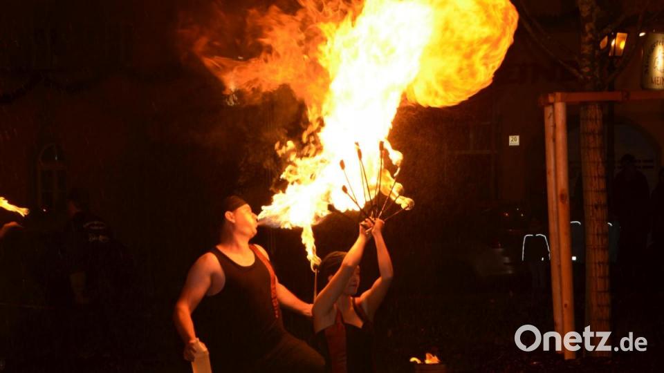 Zum Abschluss des MWV-Aktionstags &quot;Vohenstrauß im Kerzenschein&quot; zauberte der Wadhauser Faschingsverein &quot;Public Surprise&quot; unter Regie des Feuershowbeauftragten Tobias Bauer eine faszinierende und spektakuläre Aufführung. Bild: dob
