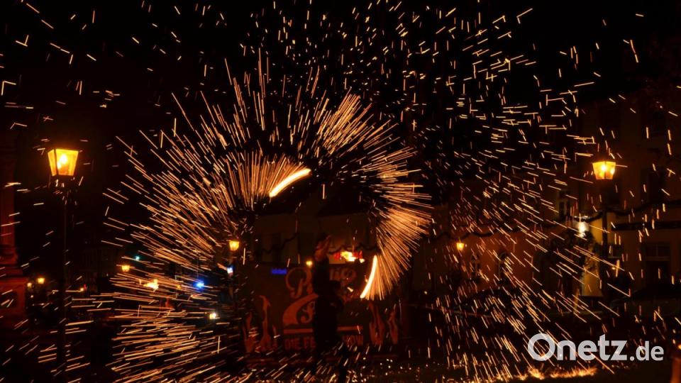 Zum Abschluss des MWV-Aktionstags &quot;Vohenstrauß im Kerzenschein&quot; zauberte der Wadhauser Faschingsverein &quot;Public Surprise&quot; unter Regie des Feuershowbeauftragten Tobias Bauer eine faszinierende und spektakuläre Aufführung. Bild: dob