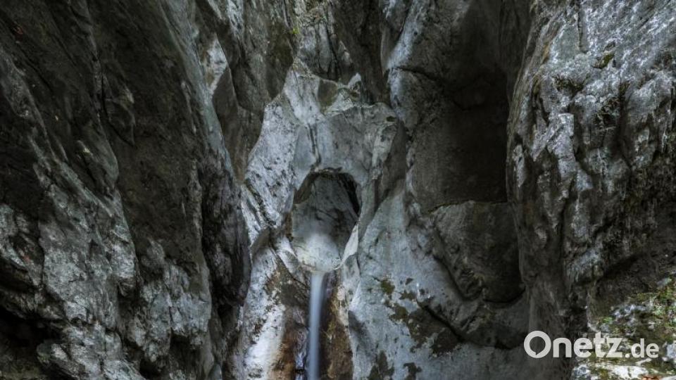 Dieser kleine Wasserfall liegt mitten in Bayern und ist kaum bekannt. Um solche Orte zu schützen, halten Biggi und Flo solche Orte geheim. Bild: exb/Florian Westermann