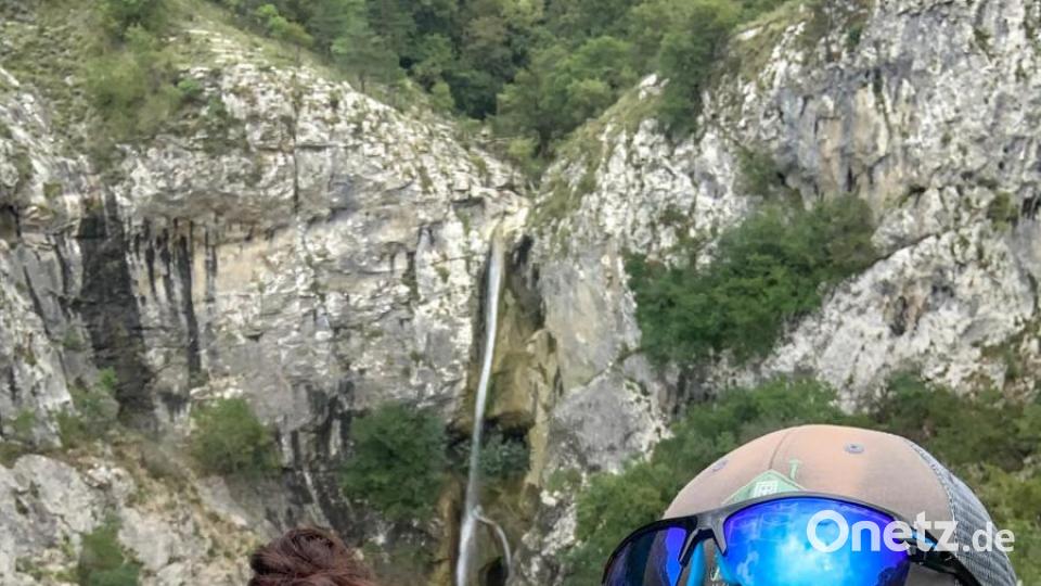 Biggi und Flo vor dem Wasserfall im Rosandra-Tal auf dem Alpe-Adria-Trail. Bild: exb/Florian Westermann