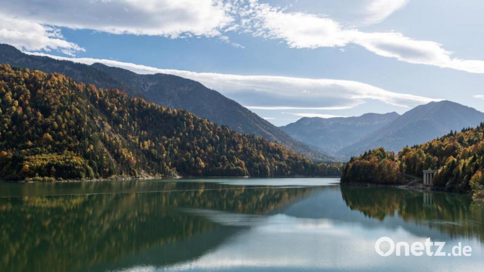 Man muss nicht immer weit reisen, um faszinierende Landschaften zu entdecken. Der Sylvenstein Speicher liegt mitten in Bayern. Bild: exb/Florian Westermann