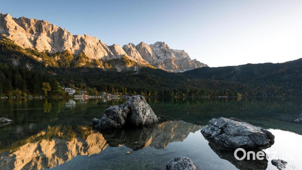 Deutschlands höchster Berg, die Zugspitze, spiegelt sich im Wasser des Eibsees. Bild: exb/Florian Westermann