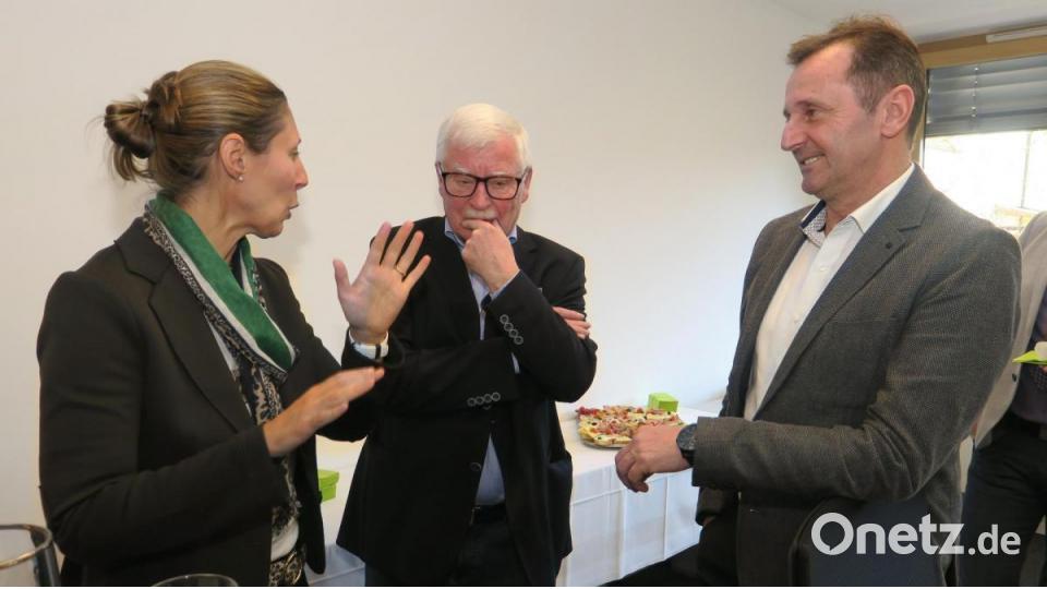Gute Unterhaltung beim Stehempfang. Bild: rhi