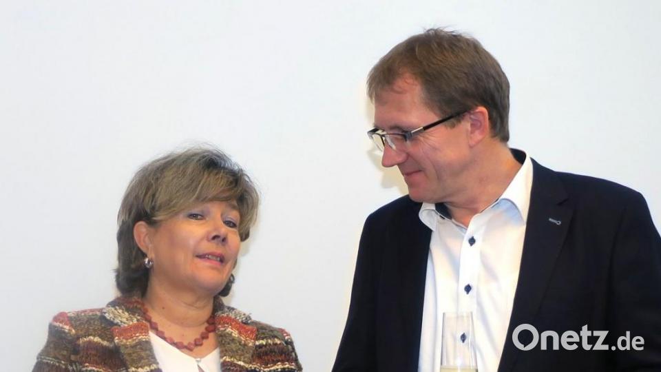 Stellvertretende Ressortleiterin Claudia Völkl unterhält sich mit freiem Mitarbeiter Anton Grabinger. Bild: rhi