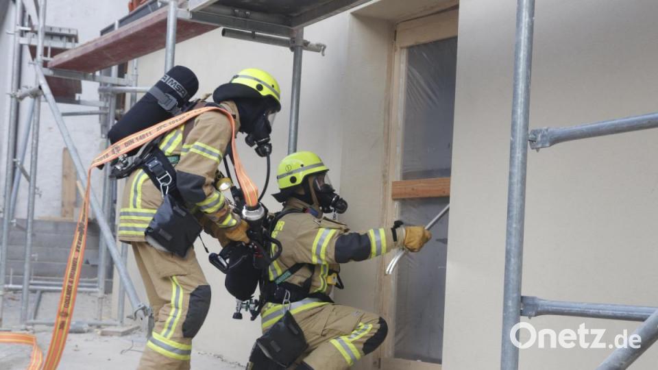 Rauchentwicklung im ersten Stock fordert den Einsatz von Atemschutzträgern. Bild: mfh