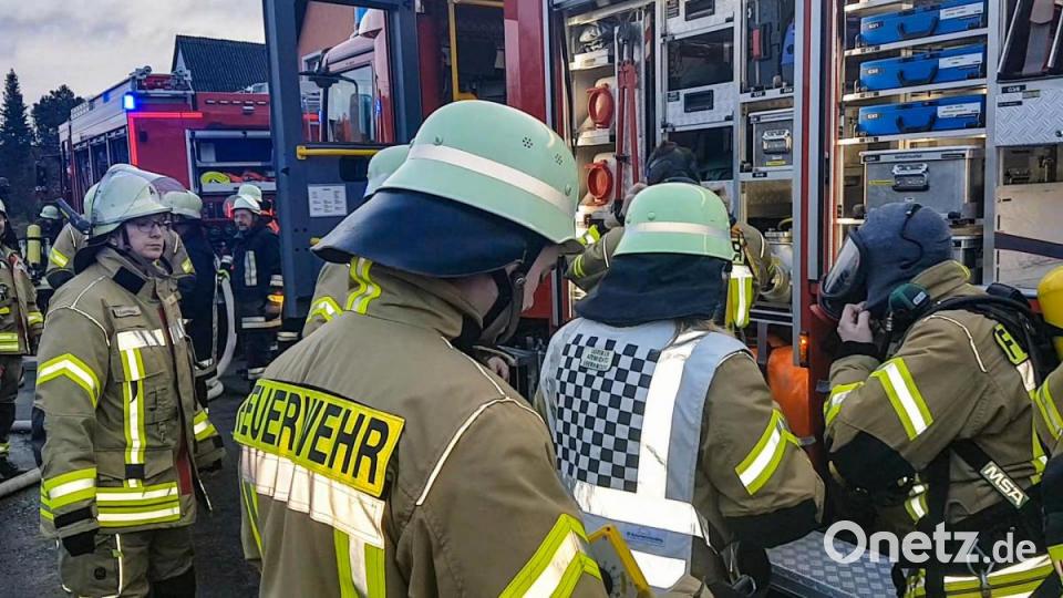 Atemschutzgeräteträger machen sich bereit Bild: rw