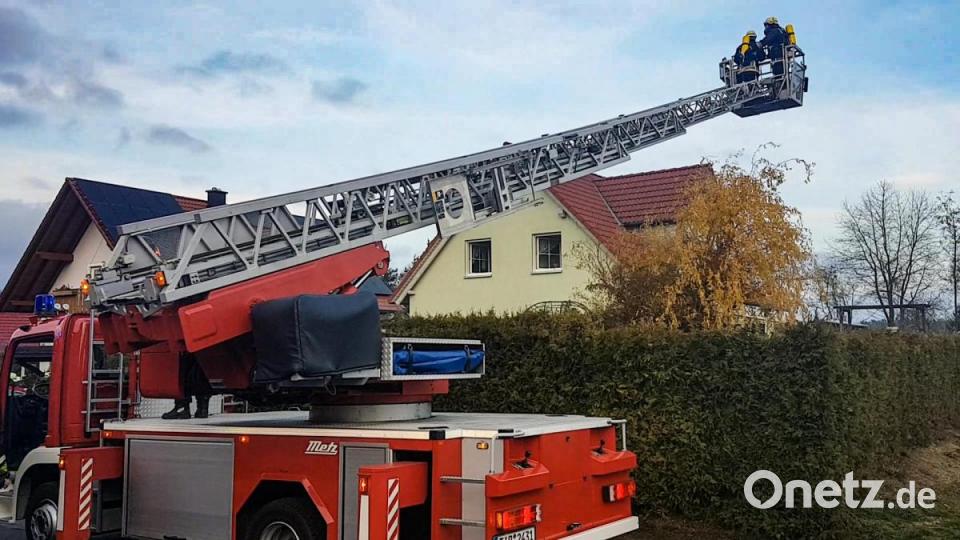 Die Drehleiter der Feuerwehr Erbendorf wurde nur vorsichtshalber in Stellung gebracht. Bild: rw