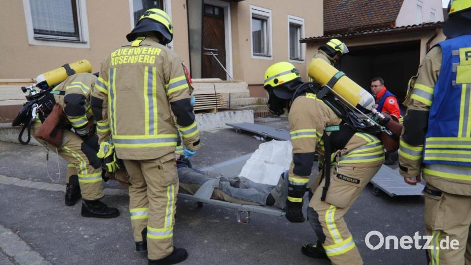 Die Atemschutzträger bergen Verletzte aus dem Gebäude. Schwerstarbeit, die höchsten Respekt verdient. Bild: mfh