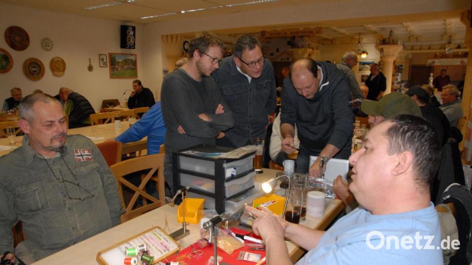 Viel zu sehen, zu lernen und zum Ausprobieren gab es in Winbuch beim Treffen beim Fliegebindetreff der Fliegenfischer. Bild: pop