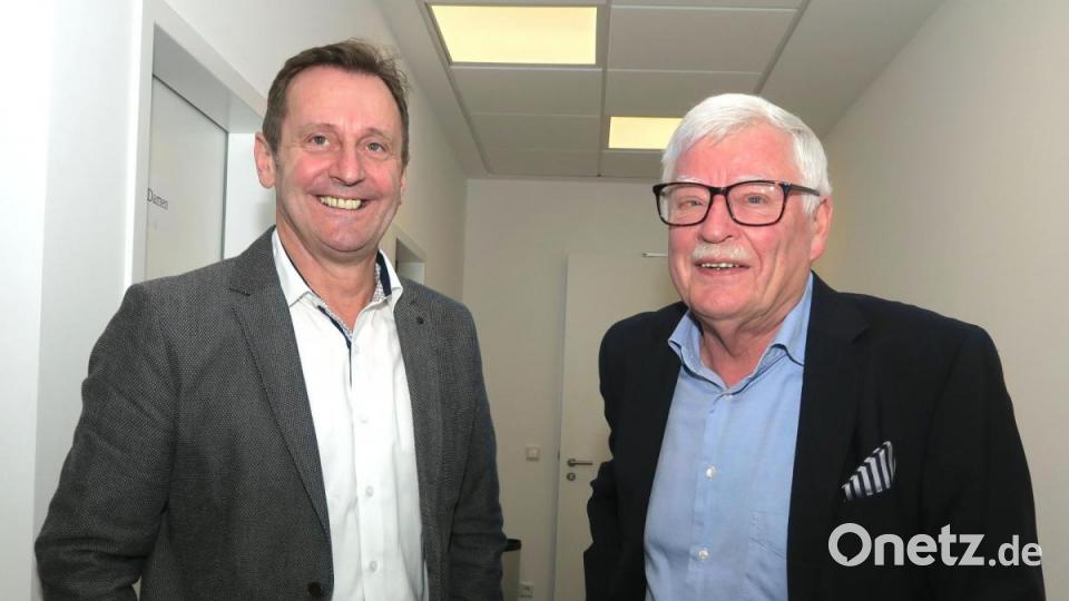 Umbau-Projektleiter Lothar Kaiser (links) und der frühere Schwandorfer Ressortleiter Wolfgang Houschka zählten zu den Gästen. Bild: rhi