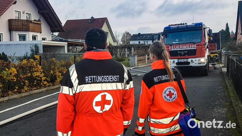 Das Rote Kreuz sicherte die Einsatzkräfte der Feuerwehr ab Bild: rw