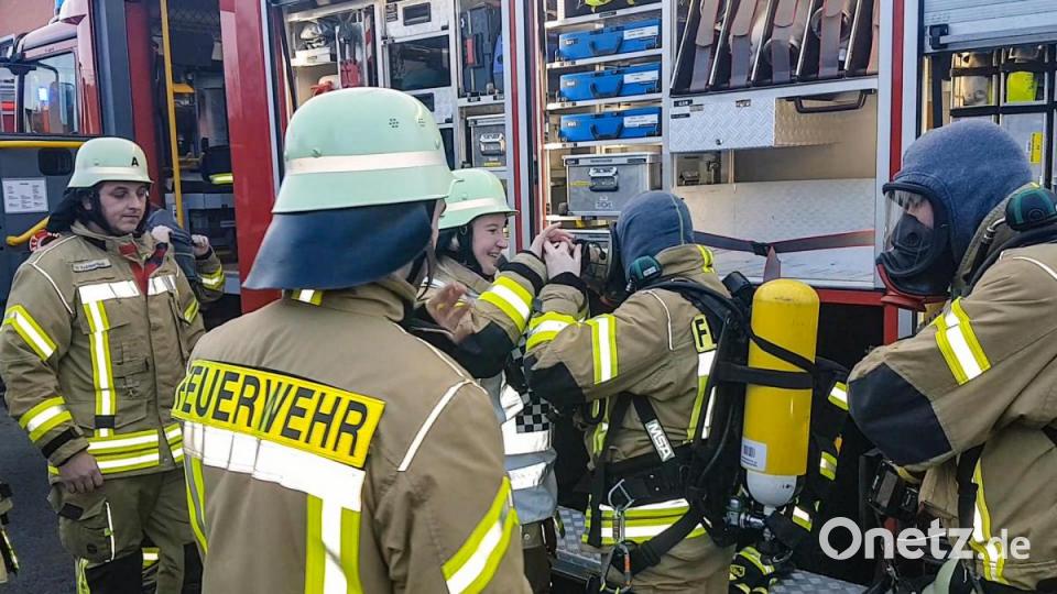 Atemschutzgeräteträger machen sich bereit Bild: rw