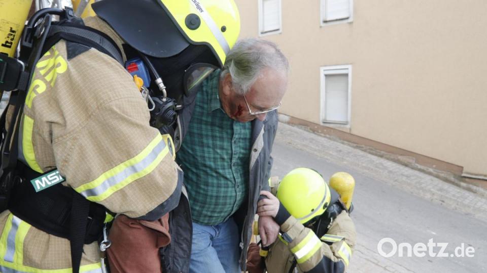Verletzte werden aus dem Gebäude geborgen. Bild: mfh