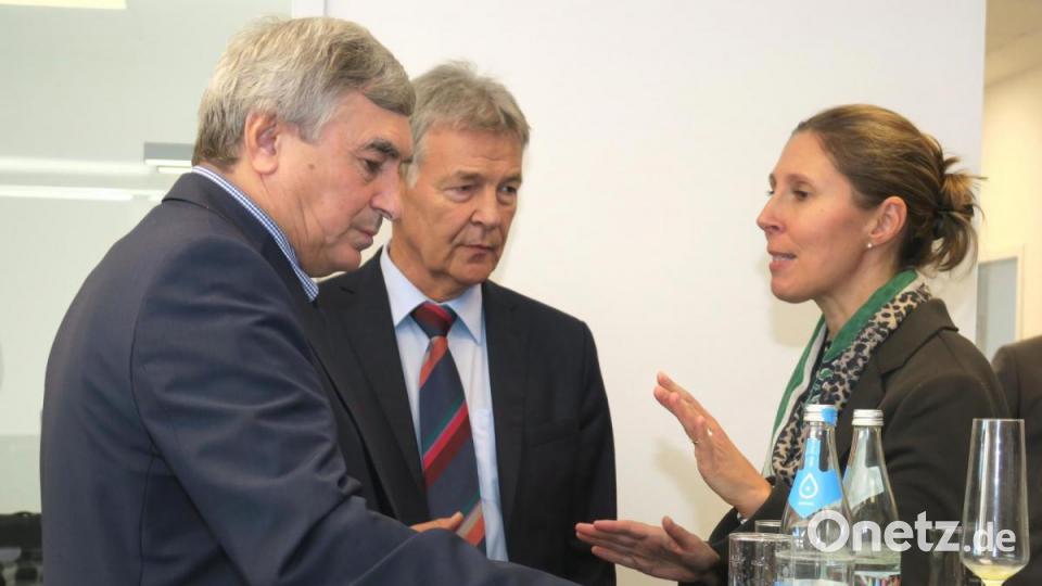 Beim Stehempfang blieb Zeit für Gespräche, hier Verlegerin Viola Vogelsang-Reichl mit MdB Karl Holmeier und MdL Joachim Hanisch.. Bild: rhi
