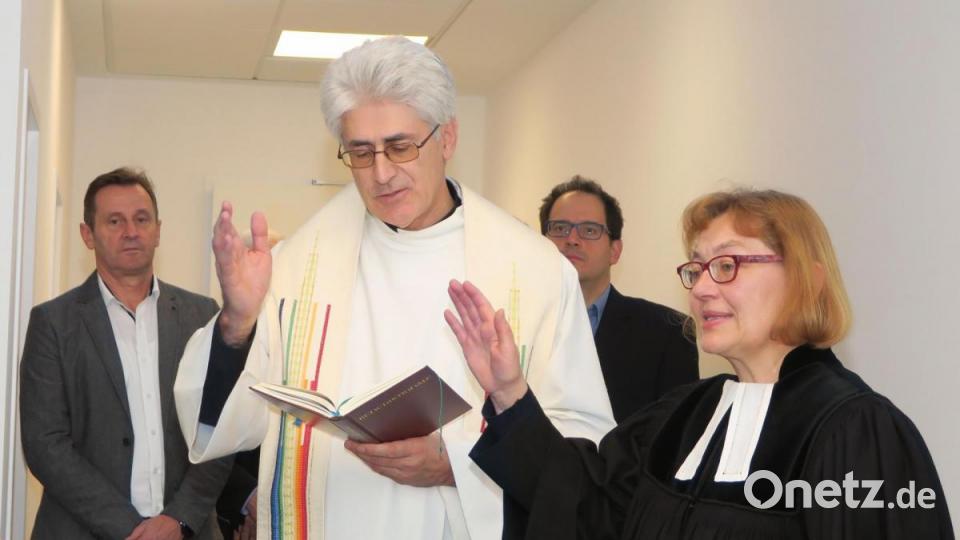 Monsignore Klaus-Oskar Lettner und Pfarrerin Irene Friedrich segneten die neuen Räume und die Mitarbeiter. Bild: rhi