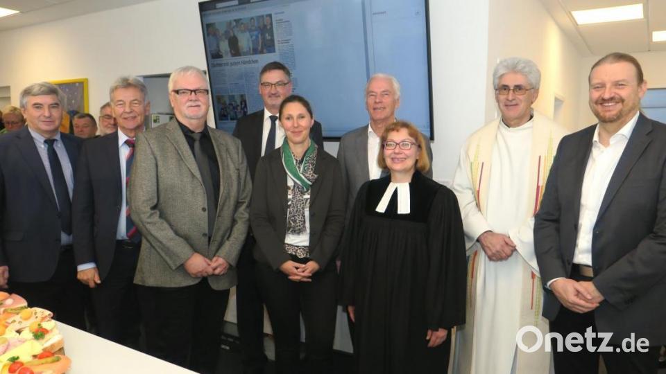Geschäftsführende Verlegerin Viola Vogelsang-Reichl (Mitte), Chefredakteur Kai Gohlke (rechts) und Ressortleiter Wilhelm Amann (Dritter von links) freuten sich bei der kirchlichen Segnung den Gästen die neue Redaktion vorstellen zu können. Bild: rhi