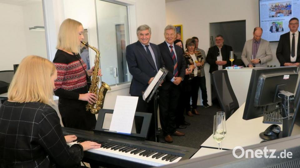 Jazz-Standards zur Einweihung der neuen Redaktionsräume: Die Jazz-Studentinnen Sophie und Marie Amann (von links) gaben der Feier am Samstagmittag den musikalischen Schwung. Bild: rhi