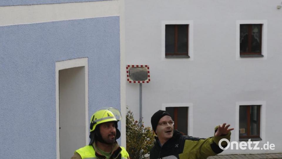 Ein leichenblasser Passant zeigt dem Einsatzleiter der Freiwilligen Feuerwehr Rosenberg Jochen Sandig das Haus, aus dem im ersten Stock schon Rauch quillt. Bild: mfh