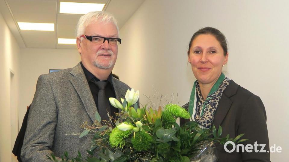 Als Dankeschön der Redaktion gibt es Blumen für Geschäftsführende Verlegerin Viola Vogelsang-Reichl, überreicht von Ressortleiter Wilhelm Amann. Bild: rhi