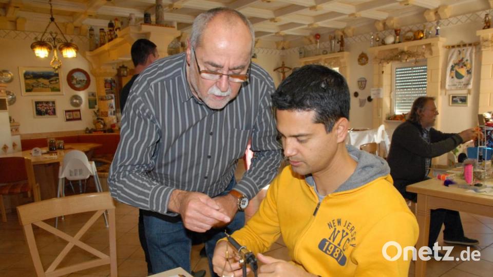 Aller Anfang ist schwer - in Winbuch konnten auch Neulinge das Fliegenbinden ausprobieren. Bild: pop