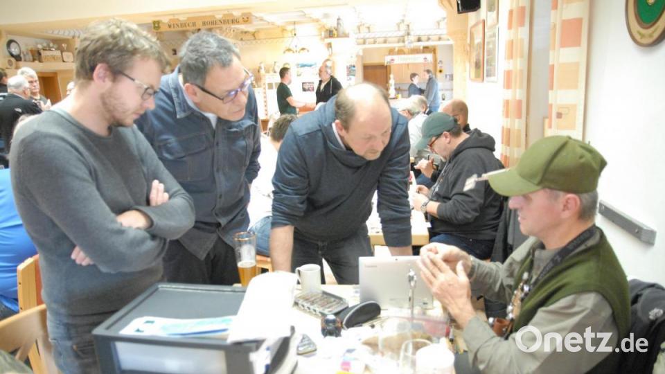 Viel zu sehen, zu lernen und zum Ausprobieren gab es in Winbuch beim Treffen beim Fliegebindetreff der Fliegenfischer. Bild: pop