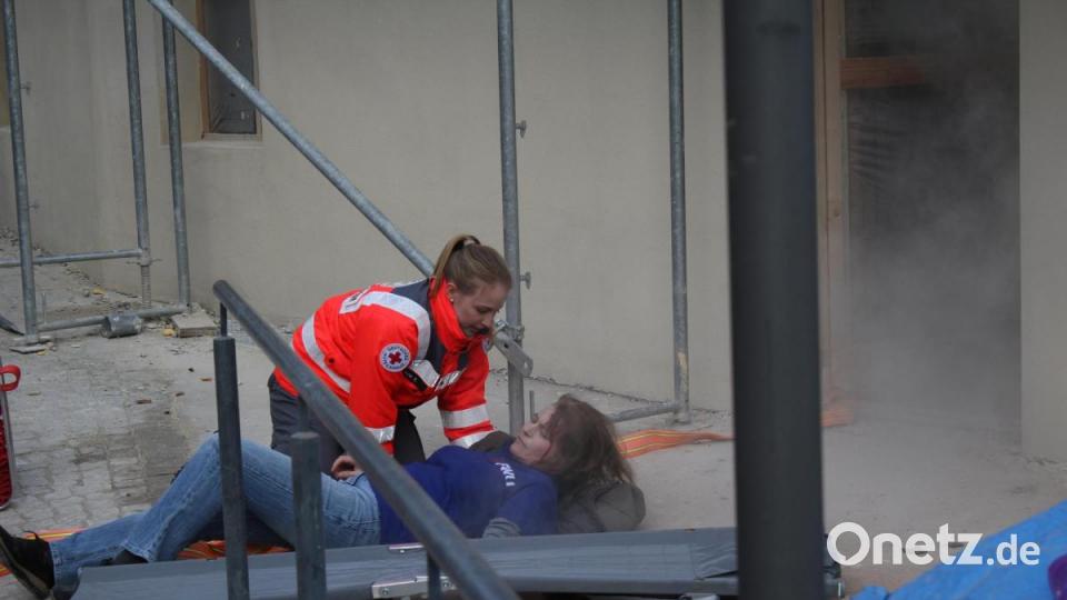 Eine Person wird aus dem verrauchten Stockwerk geborgen. Bild: mfh