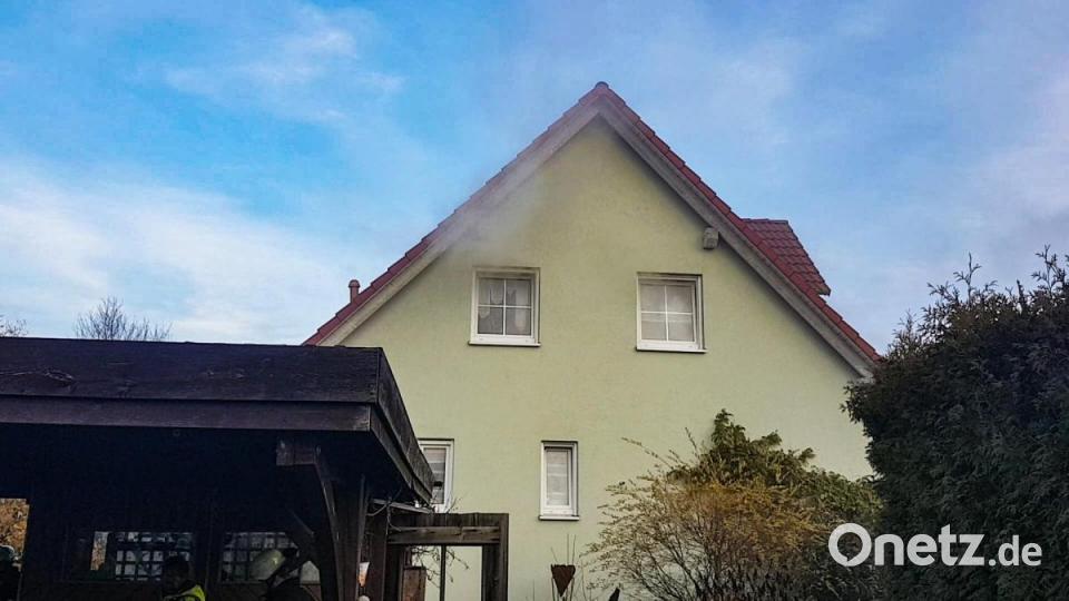 Als die erste Kräfte eintrafen, drang bereits Rauch aus dem Fenstern im Dachgeschoß Bild: rw