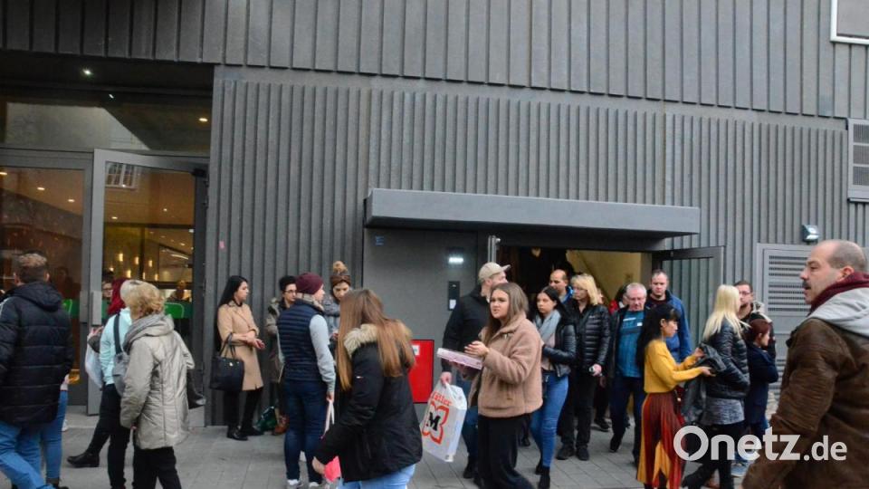 Gegen 14.45 Uhr muss das NOC komplett geräumt werden. Bild: Kunz