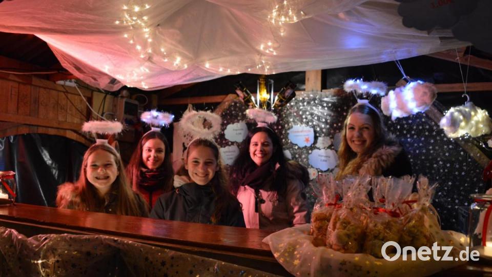 Auch die Winklarner Festdamen nahmen der zahlreichen Gäste beim voradventlichen Markt in Winklarn an. Als Engel trugen sie mit weihnachtlichem Angebot zum Geschehen bei. Bild: bej
