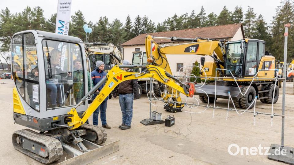 Der heiße Draht: Ein an einem Minibagger befestigter Stab muss so schnell wie möglich an dem gebogenen Draht entlang geführt werden - der darf dabei jedoch nicht berührt werden. Bild: exb