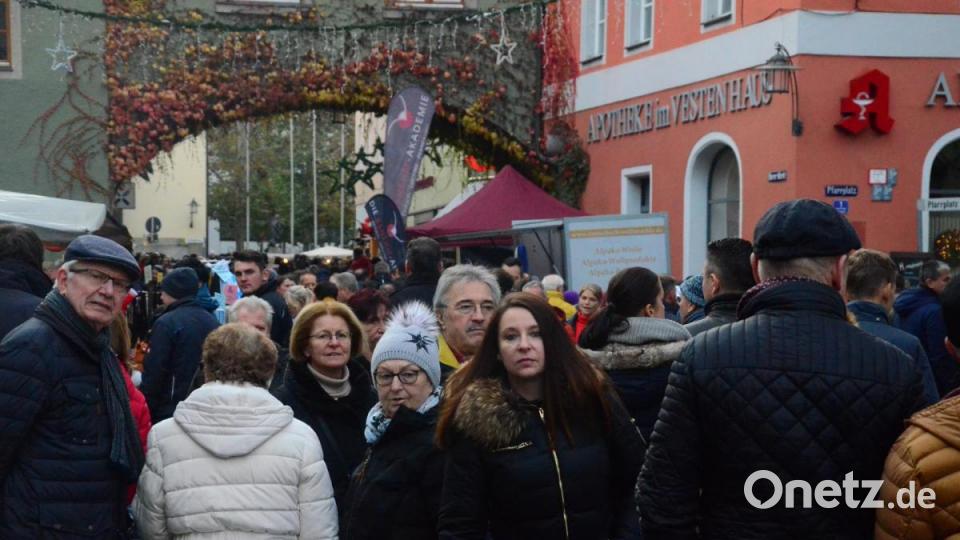 Zähflüssiger Verkehr am Oberen Markt. Bild: Kunz