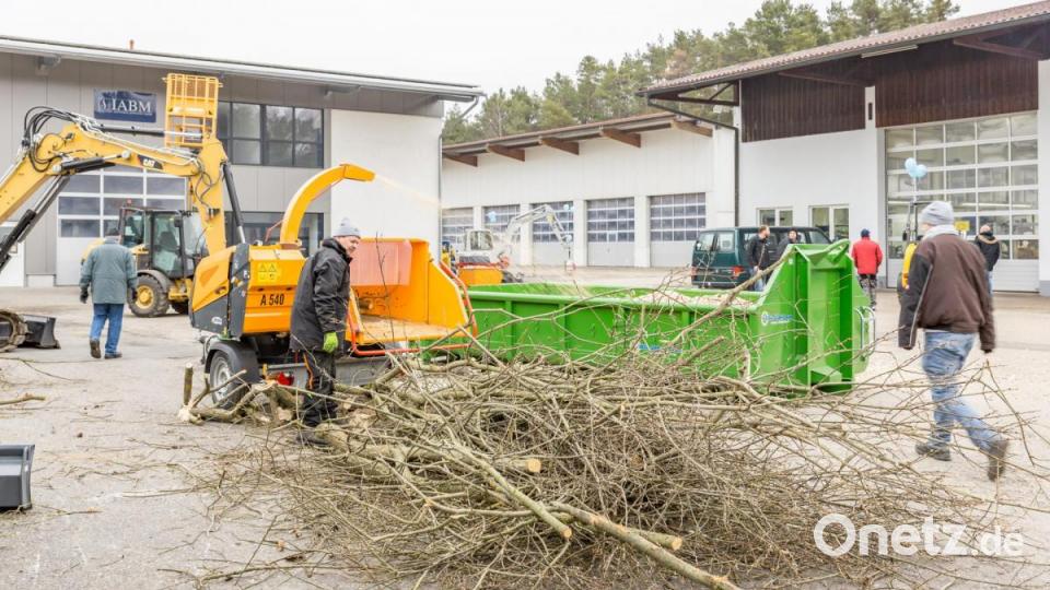 Das OBM-Team zeigt einen Holzhäcksler bei der Arbeit. Bild: exb