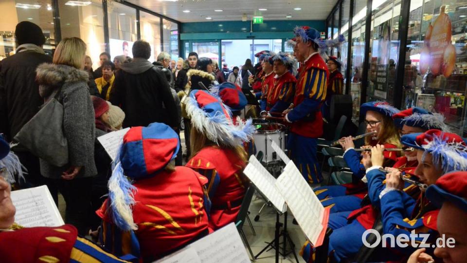 Der Erbendorfer Spielmannszug spielt im City Center. Bild: Kunz