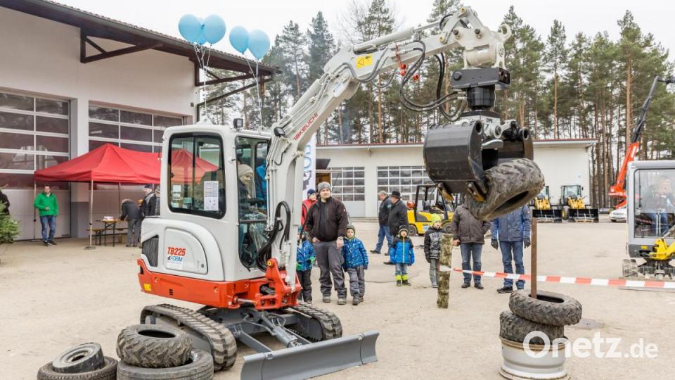 Geschicklichkeit ist auch beim Reifenstapeln mit dem Sortiergreifer gefragt. Bild: exb