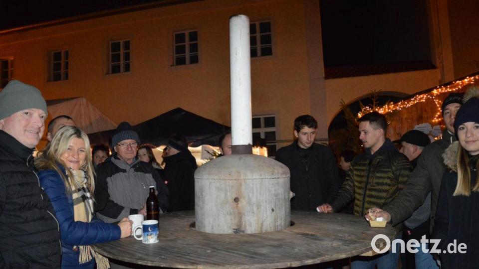 Mit einem Glas Glühwein am Kaminofen &quot;ratschen&quot; - auch das macht den Adventsmart aus. Bild: bej