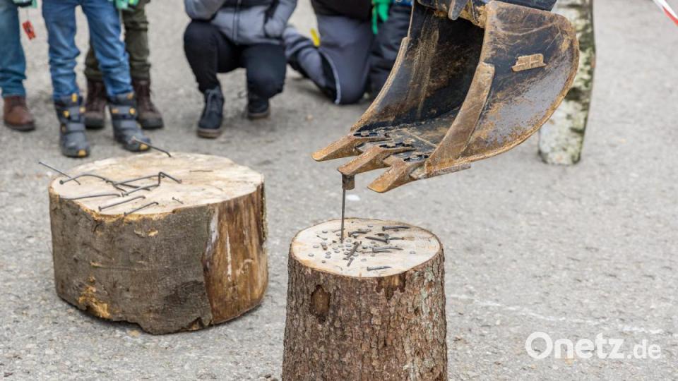 Für ambitionierte Bagger-Fahrer sind Geschicklichkeitsspiele aufgebaut. Bild: exb