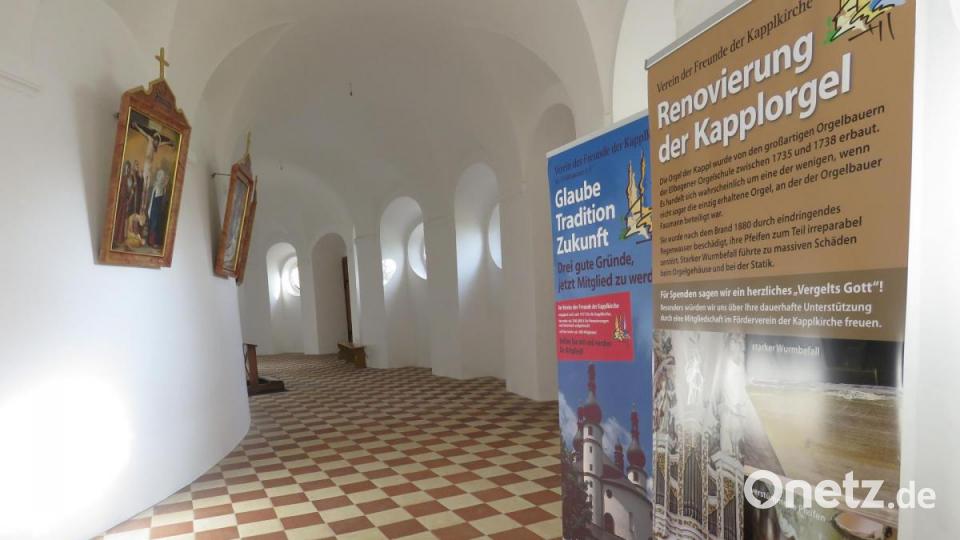 Hinter dem Hauptportal befindet sich der Rundgang, von dem eine weitere Tür hinter einem der zwei Seitenaltare ins Gotteshaus führt. Bild: Ulla Britta Baumer
