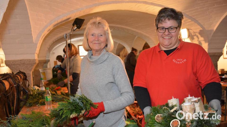 Fleißig wie jedes Jahr: Die Adventskränze des Obst- und Gartenbauvereins Neusath fanden großen Anklang. Bild: Freya Stoeckl